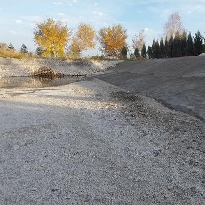 Забетонировали спуск в пруд